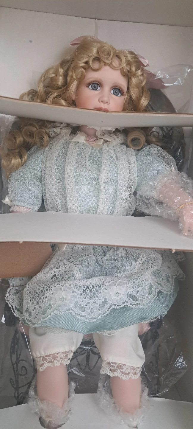 Porcelain doll (Hamilton Collection) - photo 4