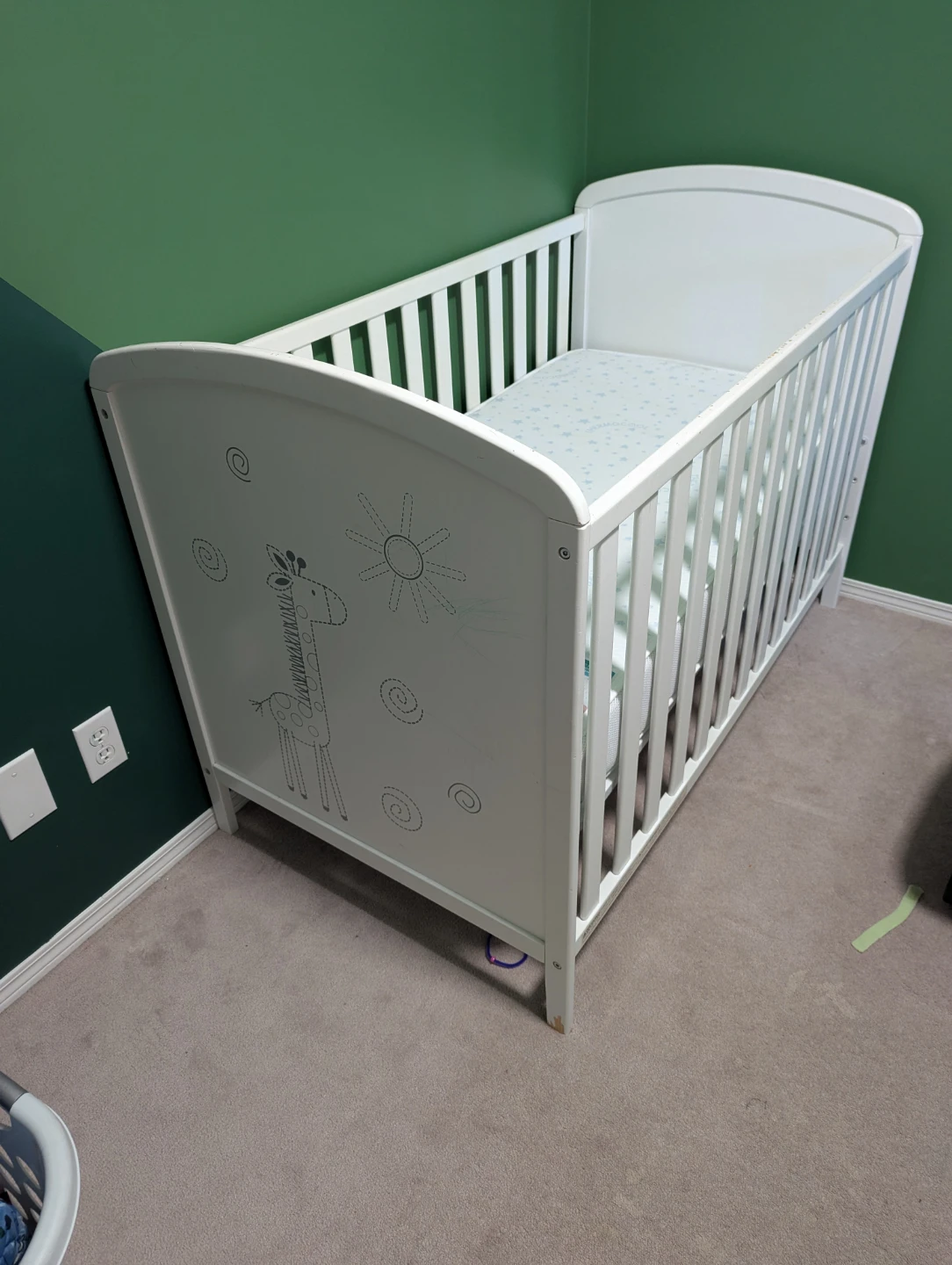 Crib with mattress + sheets.