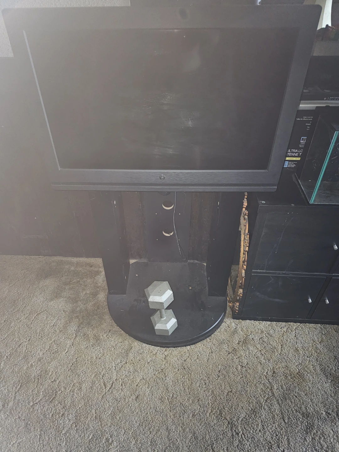 32"lcd tv with roku & cabinet