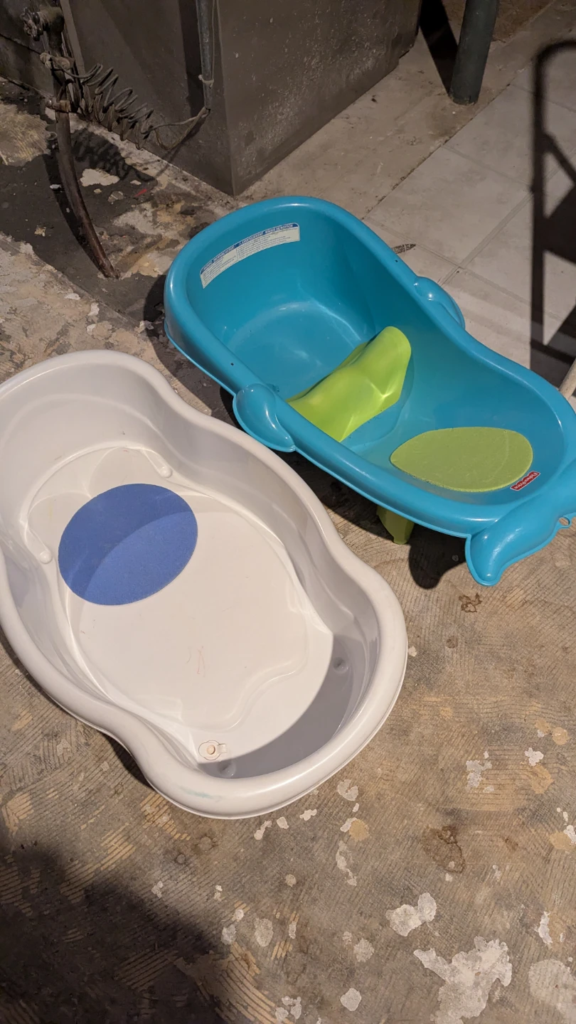 Fisher-Price Baby Bath Tubs (2)