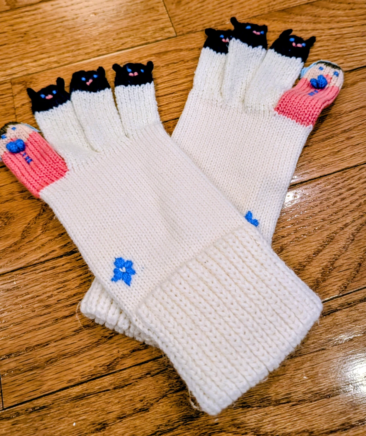 Cream Knit Gloves with Cat Face & Flower Detail