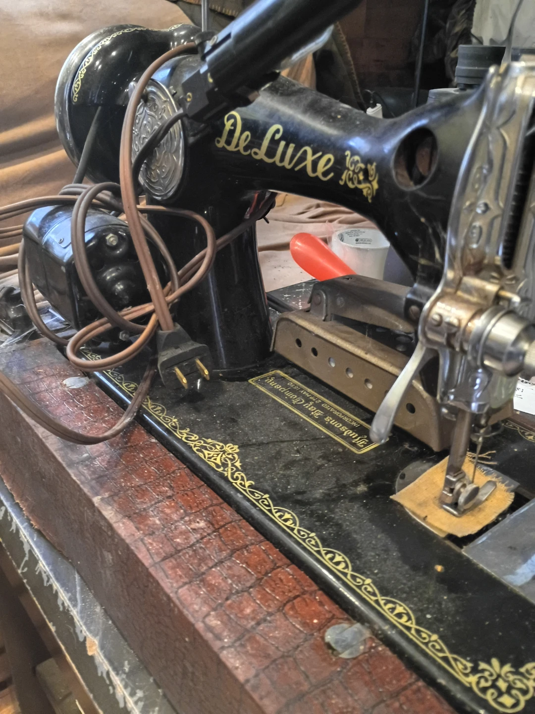 Vintage Deluxe Sewing Machine - photo 3