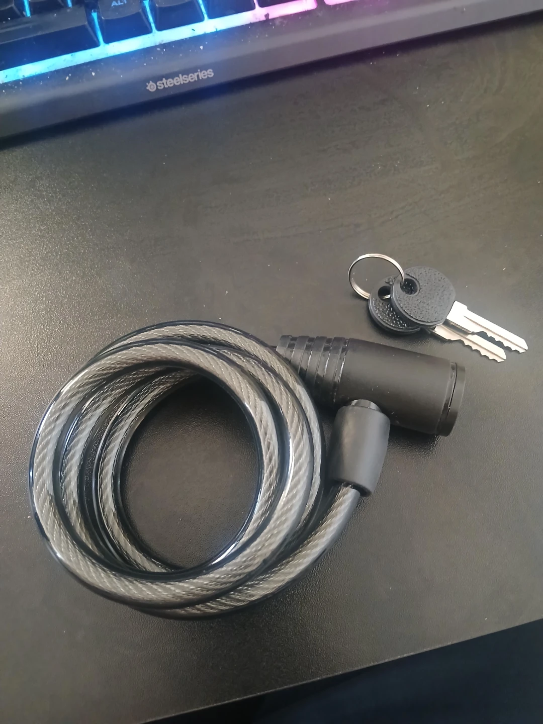 Robust bike lock with strong vinyl coating includes 2 keys 40"
