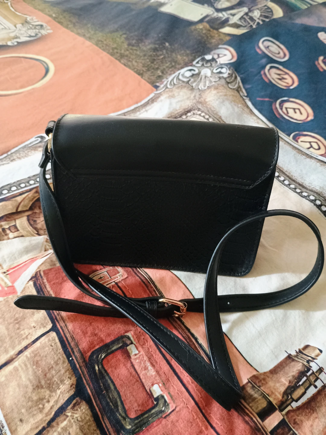Black shoulder bag with gold clasp - photo 4