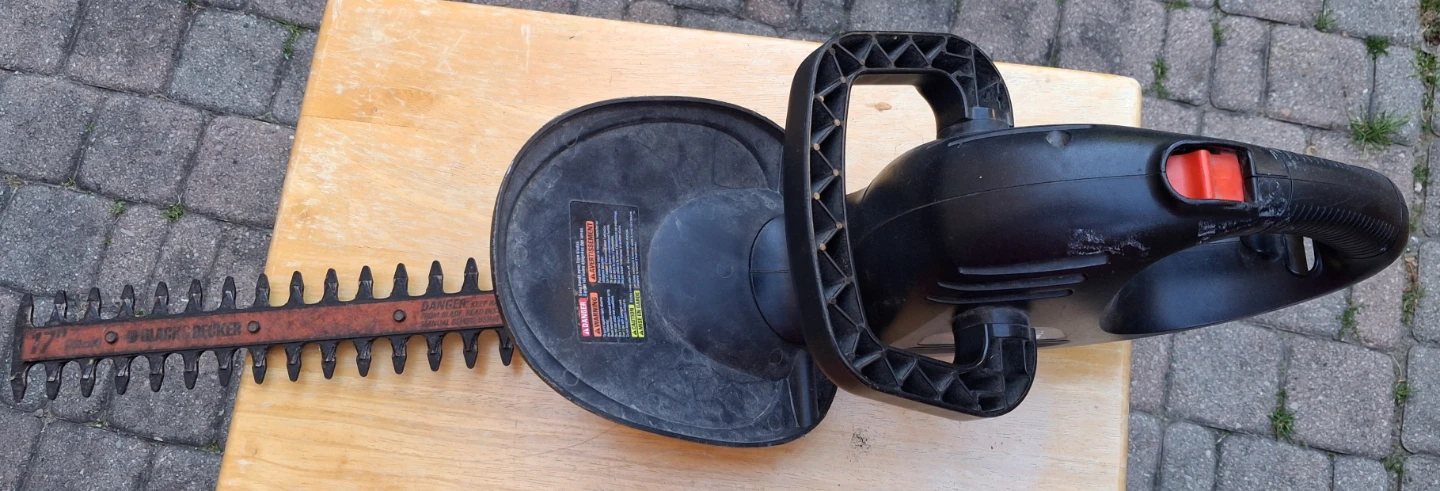 Black & Decker Hedge Trimmer - photo 3