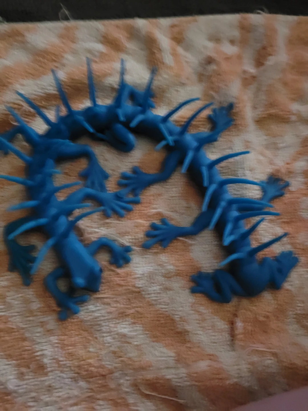 Bkue Strechy squishy lizard fidget toy