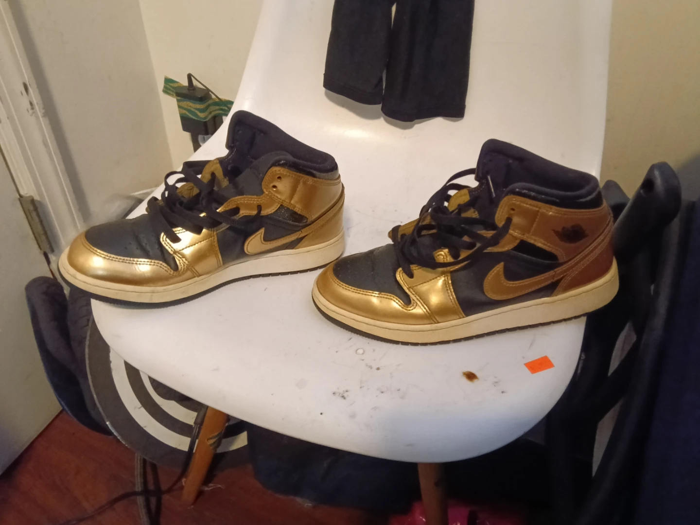 Air Jordan 1 Mid Gold Black Sneakers