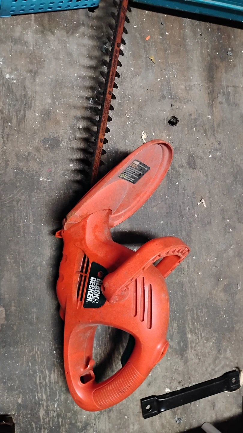Black & Decker Hedge Trimmer - photo 3