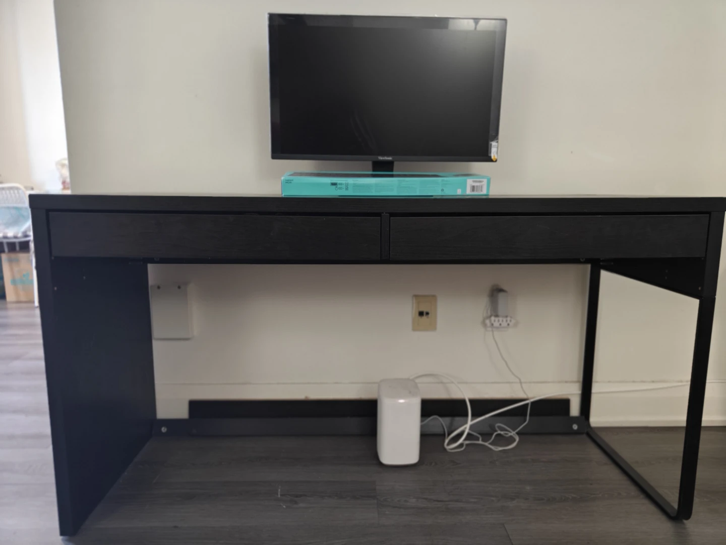 Solid sturdy computer table with two drawers