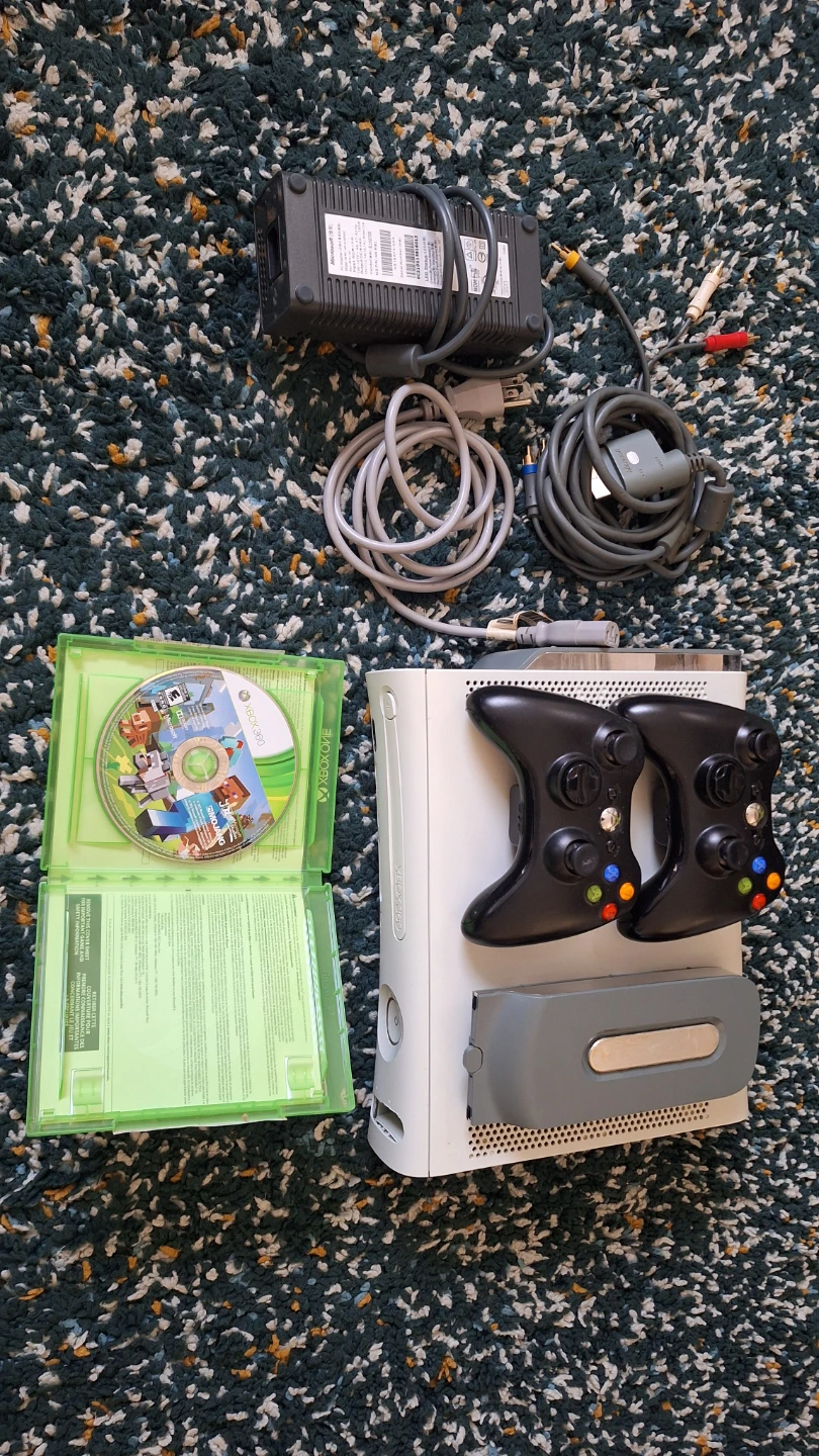 Xbox 360 Console Bundle with 2 Controllers and Minecraft - photo 2