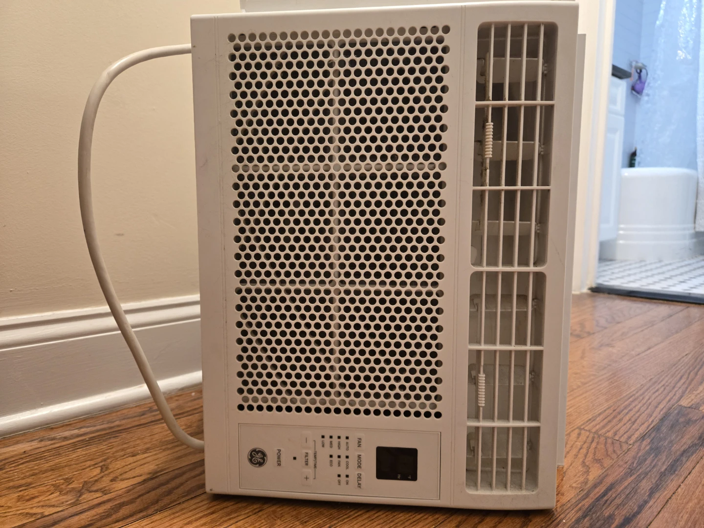 GE Window Air Conditioner 500 btu - photo 2