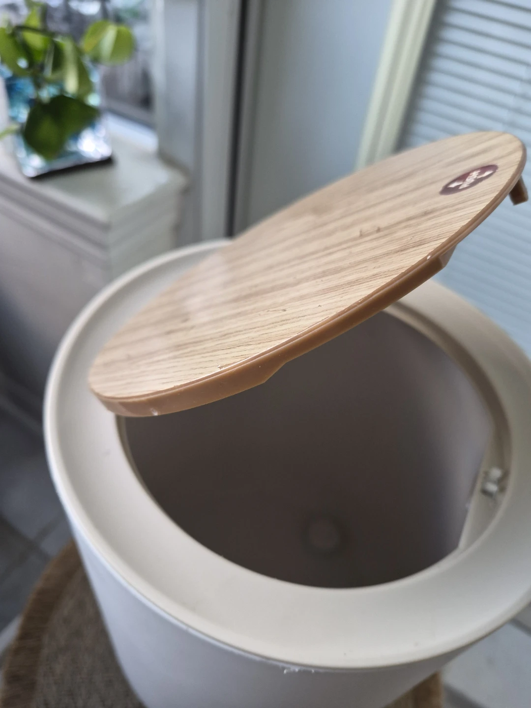 White kitchen compost bin - photo 2