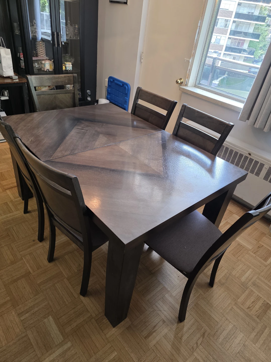 Beautiful Solid Wood Extendable Table with 6 chairs