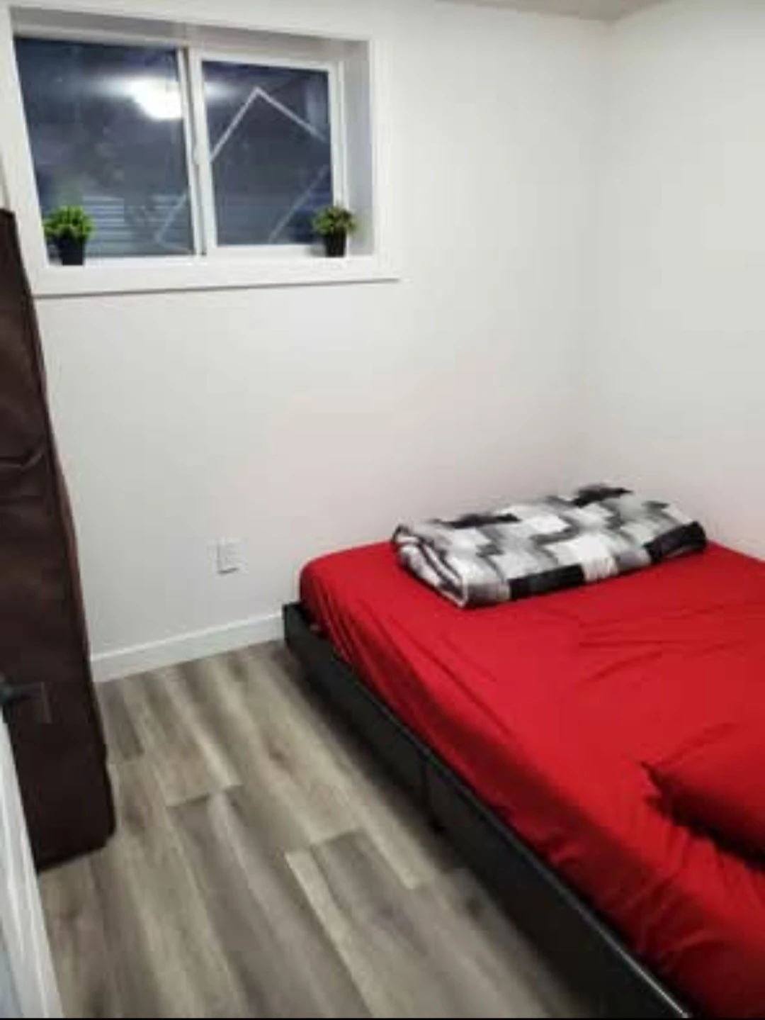 2 Bedroom Legal Basement for Rent in Evanston-Availability Sep1 - photo 4