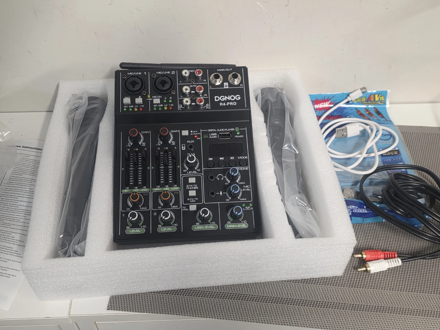 DGONOG R4-PRO Professional Wireless Mixer with 2 Microphones - photo 3