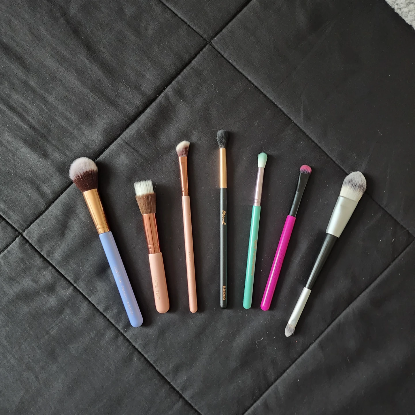 Set of 7 Assorted Makeup Brushes