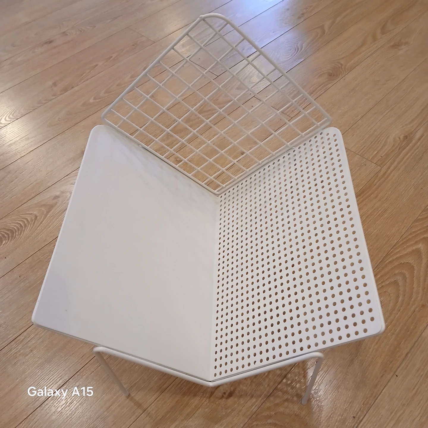 MOVING SALE - White Wire Magazine Rack - photo 2
