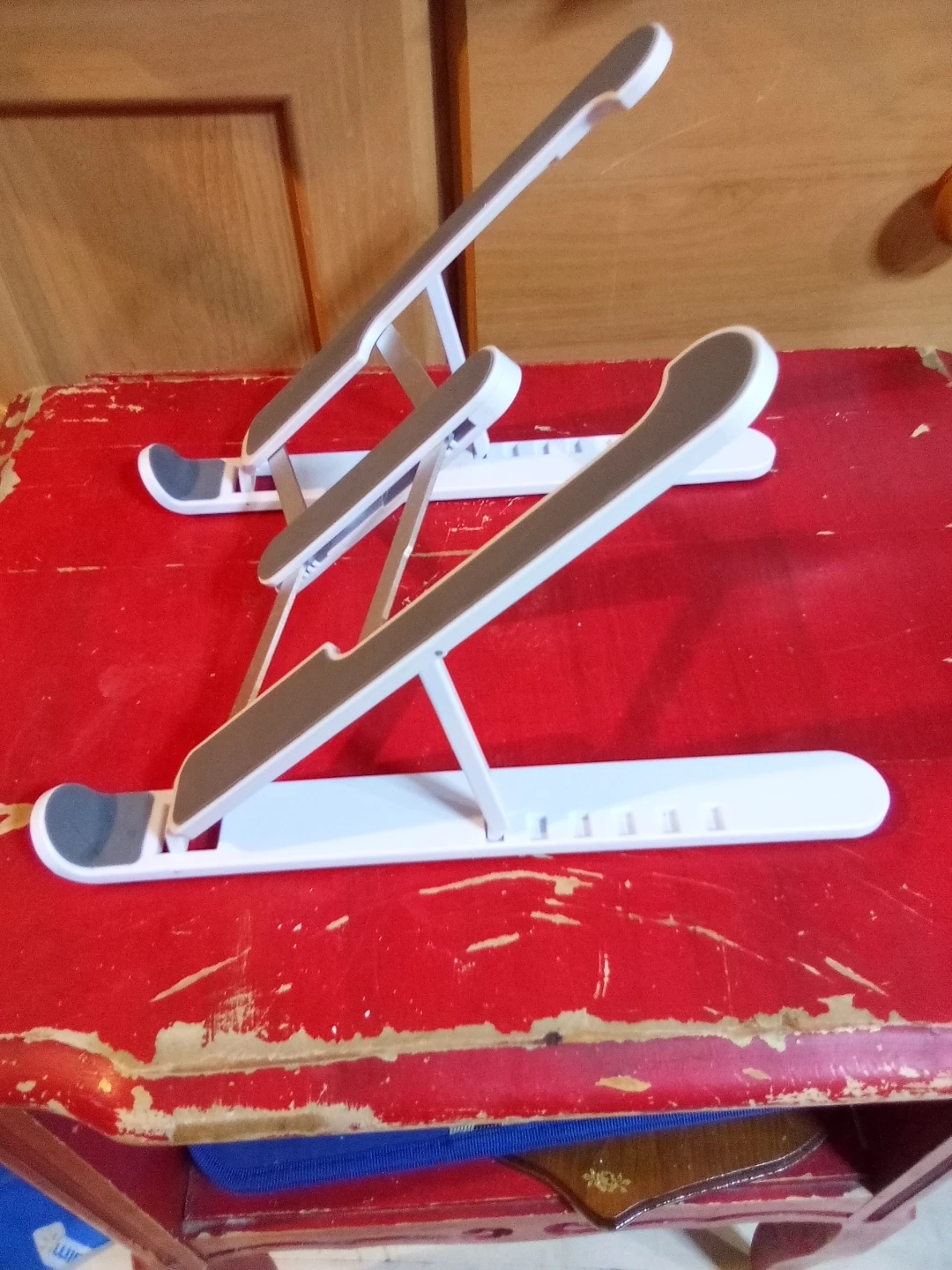 Adjustable Laptop/tablet Stand