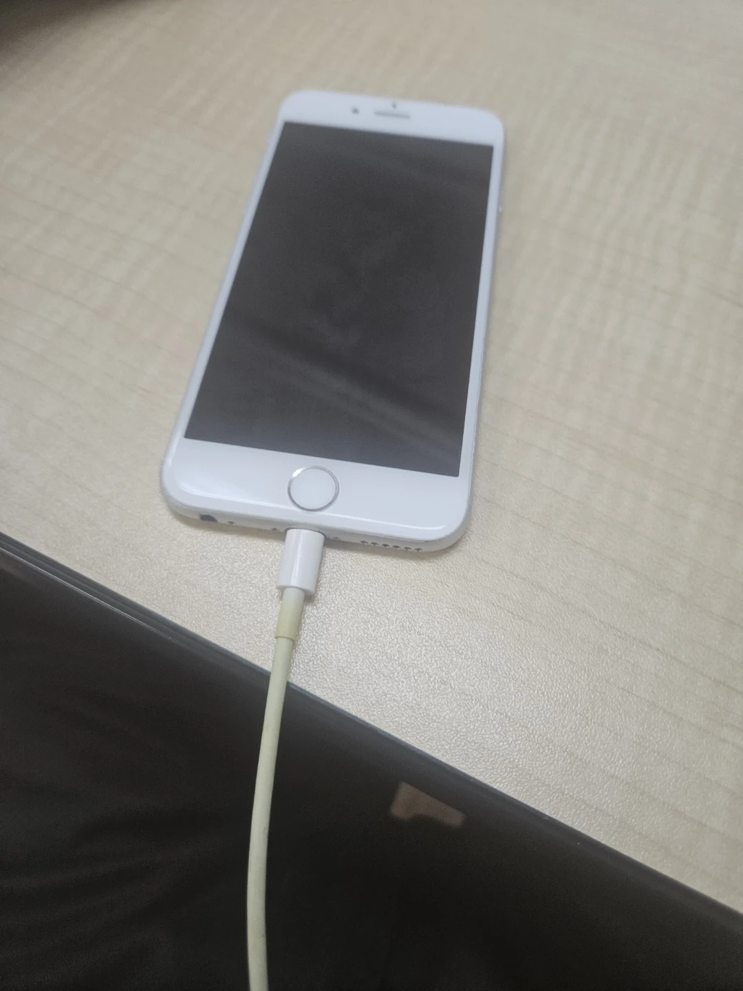 White Apple iPhone 6s