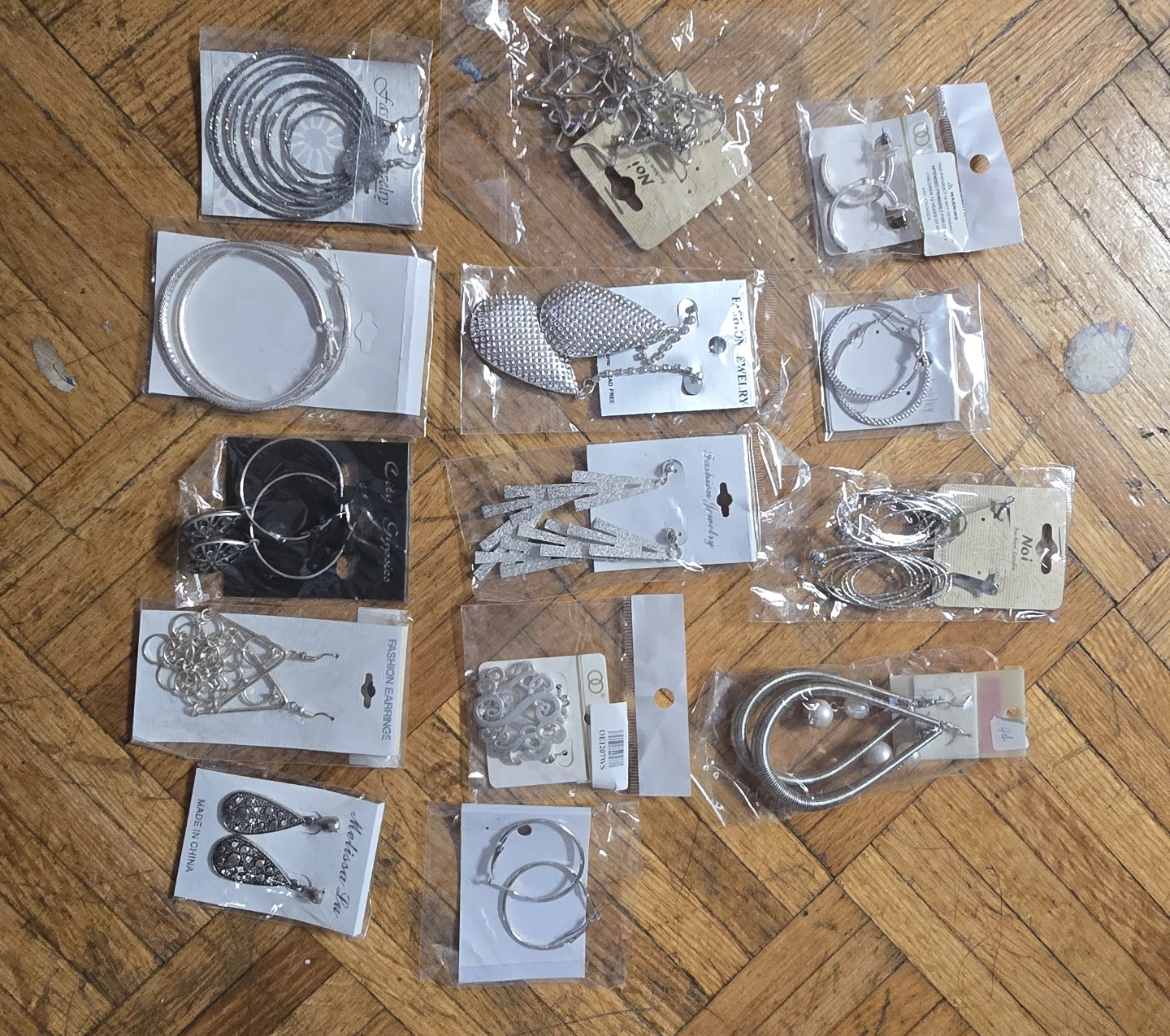NEW $10 Assorted Fashion Earrings Bundle - photo 4