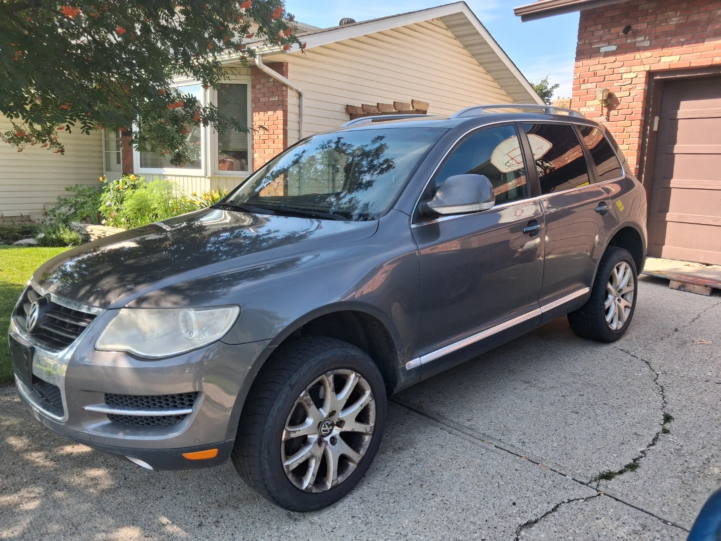 Volkswagen Touareg SUV - photo 3
