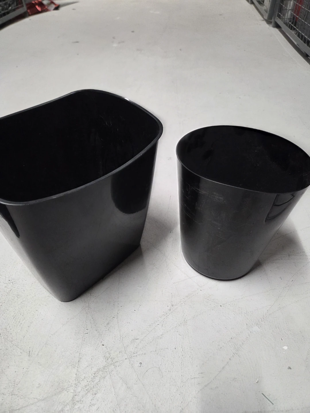 Set of 2 Black Plastic Trash Cans - photo 3