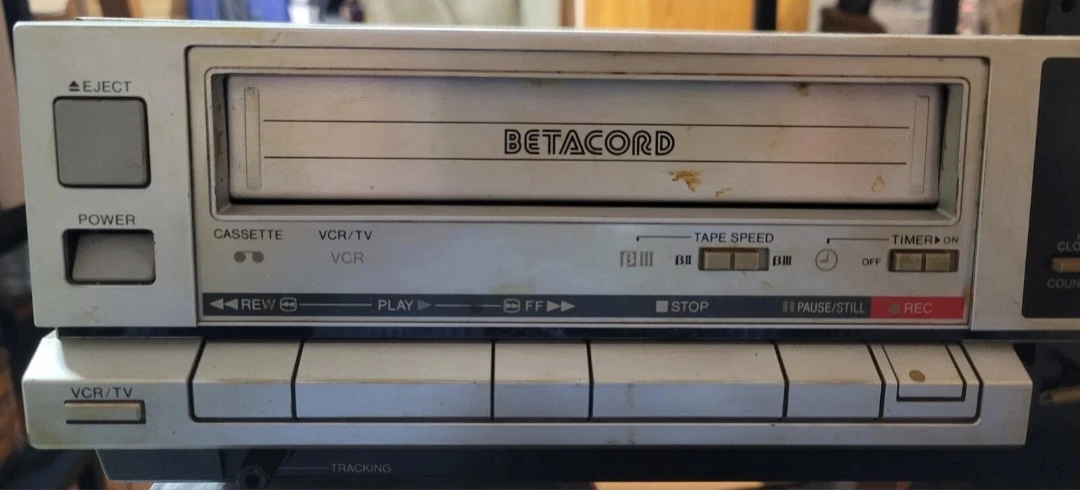 Sanyo Betacord VCR Model No. 4010 POWERS ON 1985 - photo 2