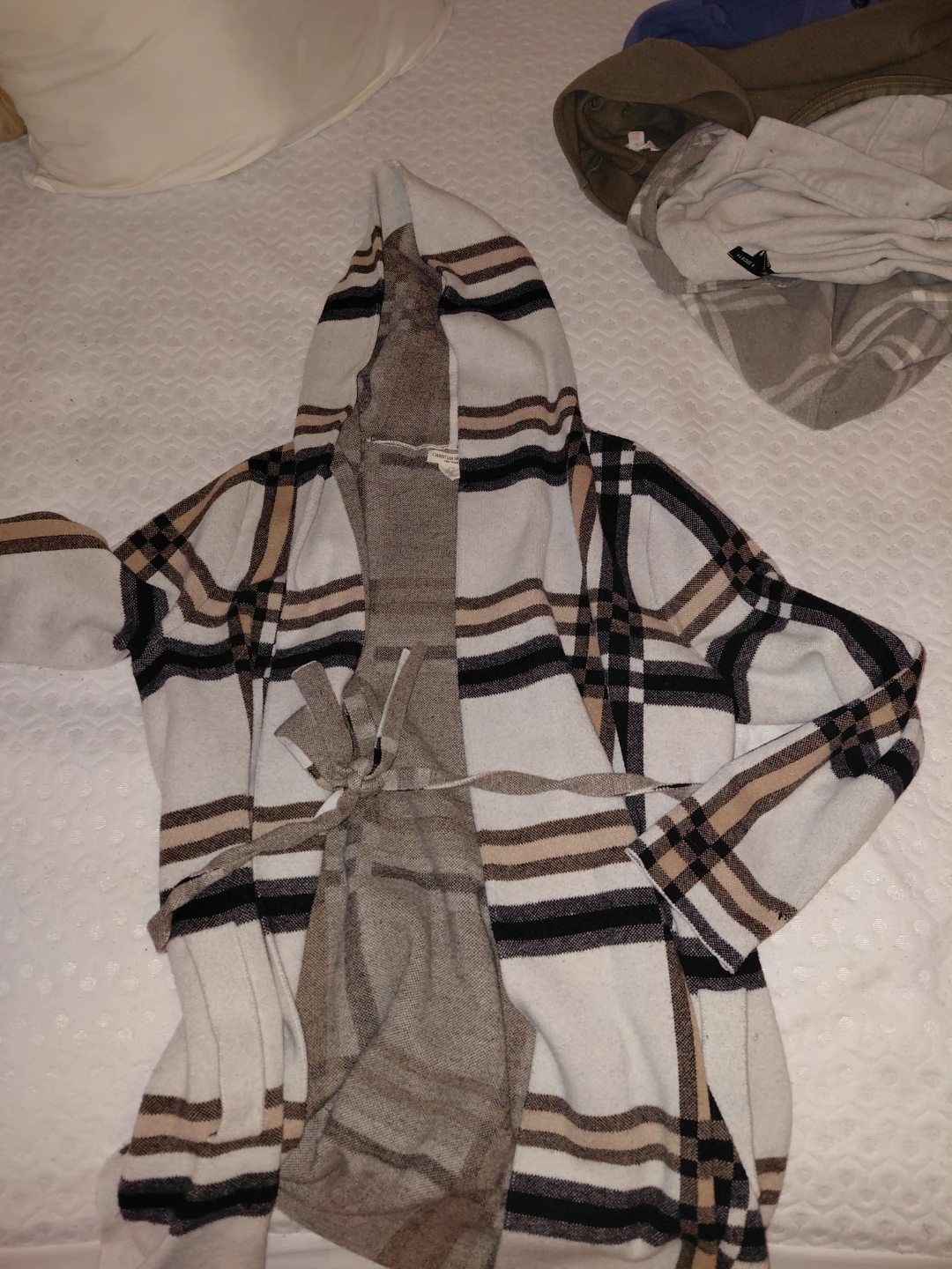 Free women's plus sized sweaters etc - photo 4