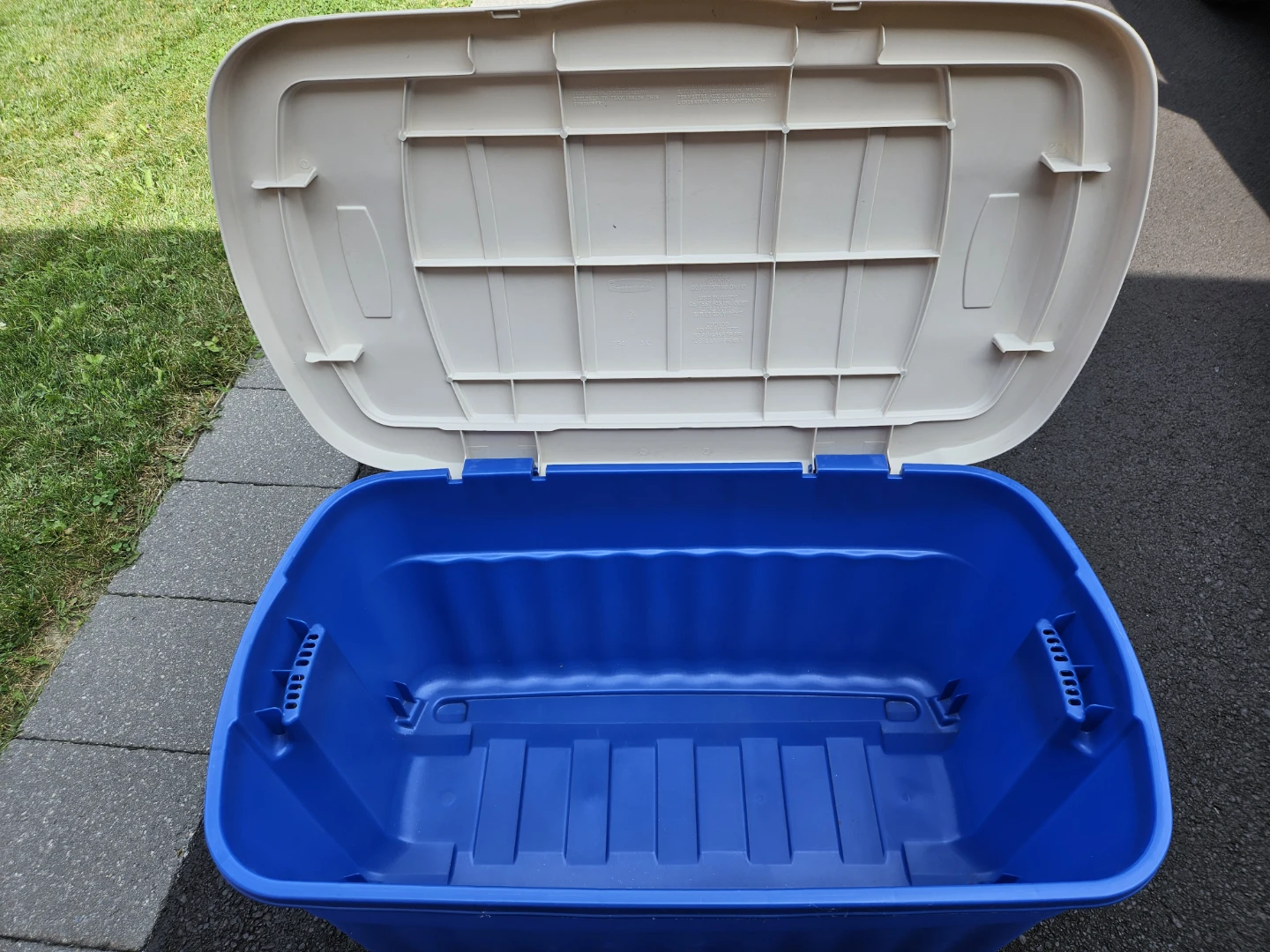 Rubbermaid Jumbo Storage Bin with Lid - photo 2
