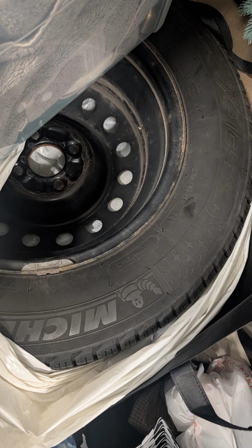 4 Michelin Winter Tires with Rim 205/65R15 - photo 2