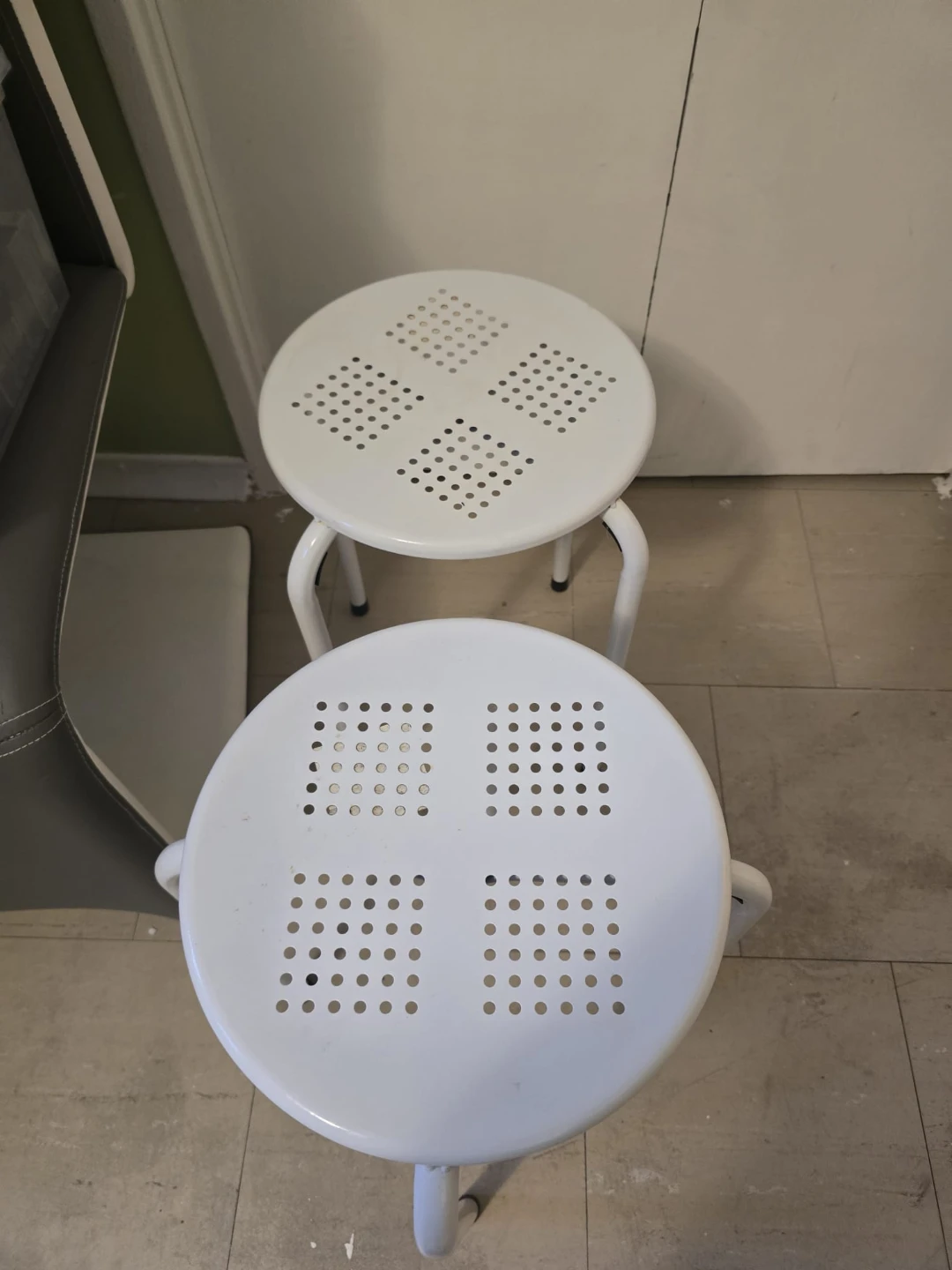 Set of 2 White Metal Stools and one black round glass table - photo 2