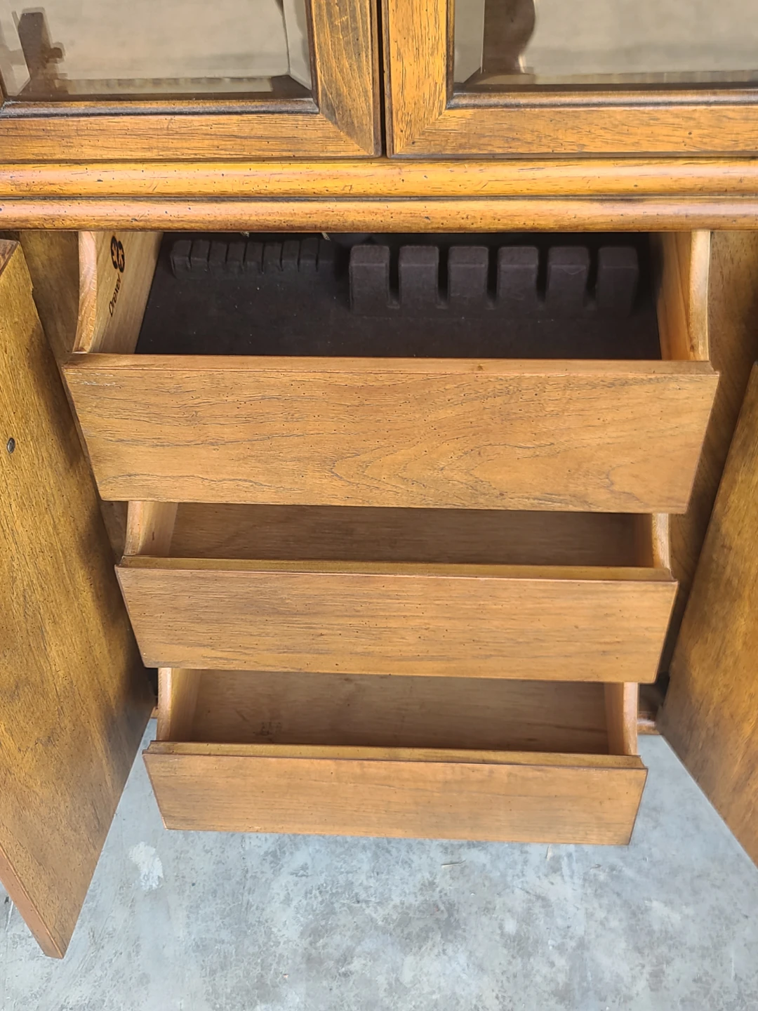 Vintage Drexel Accolade Walnut Display Cabinet / China Cabinet - photo 4