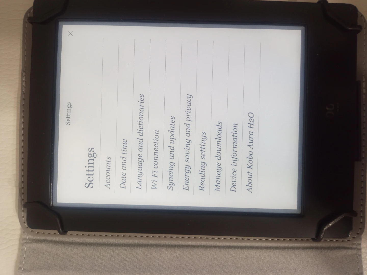 Kobo Aura H2O e-reader with case