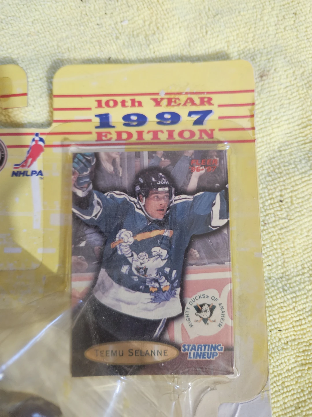 Starting Lineup 1997 Edition Teemu Selanne Collectible - photo 3