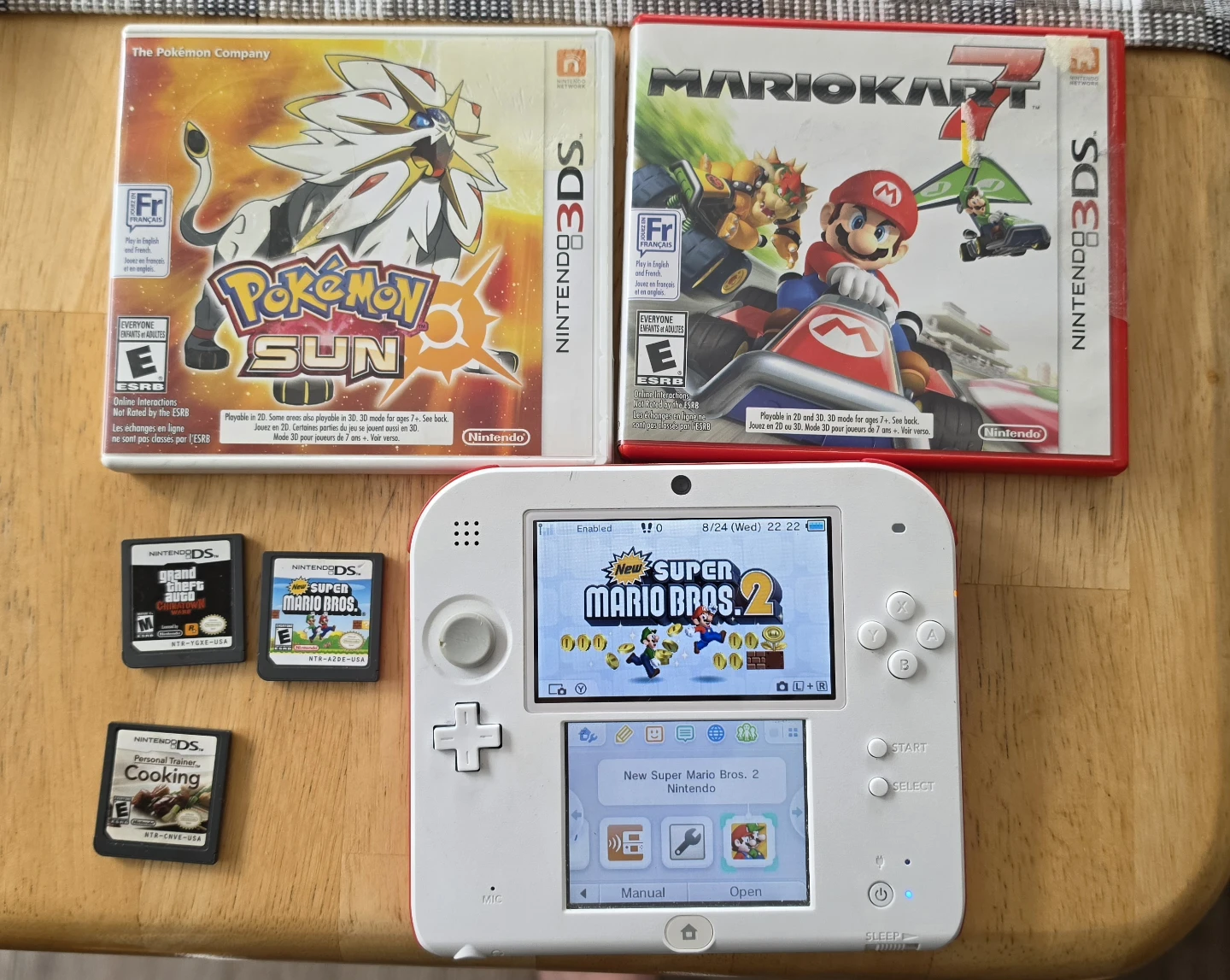 Nintendo 2DS White & Red  + 5 games