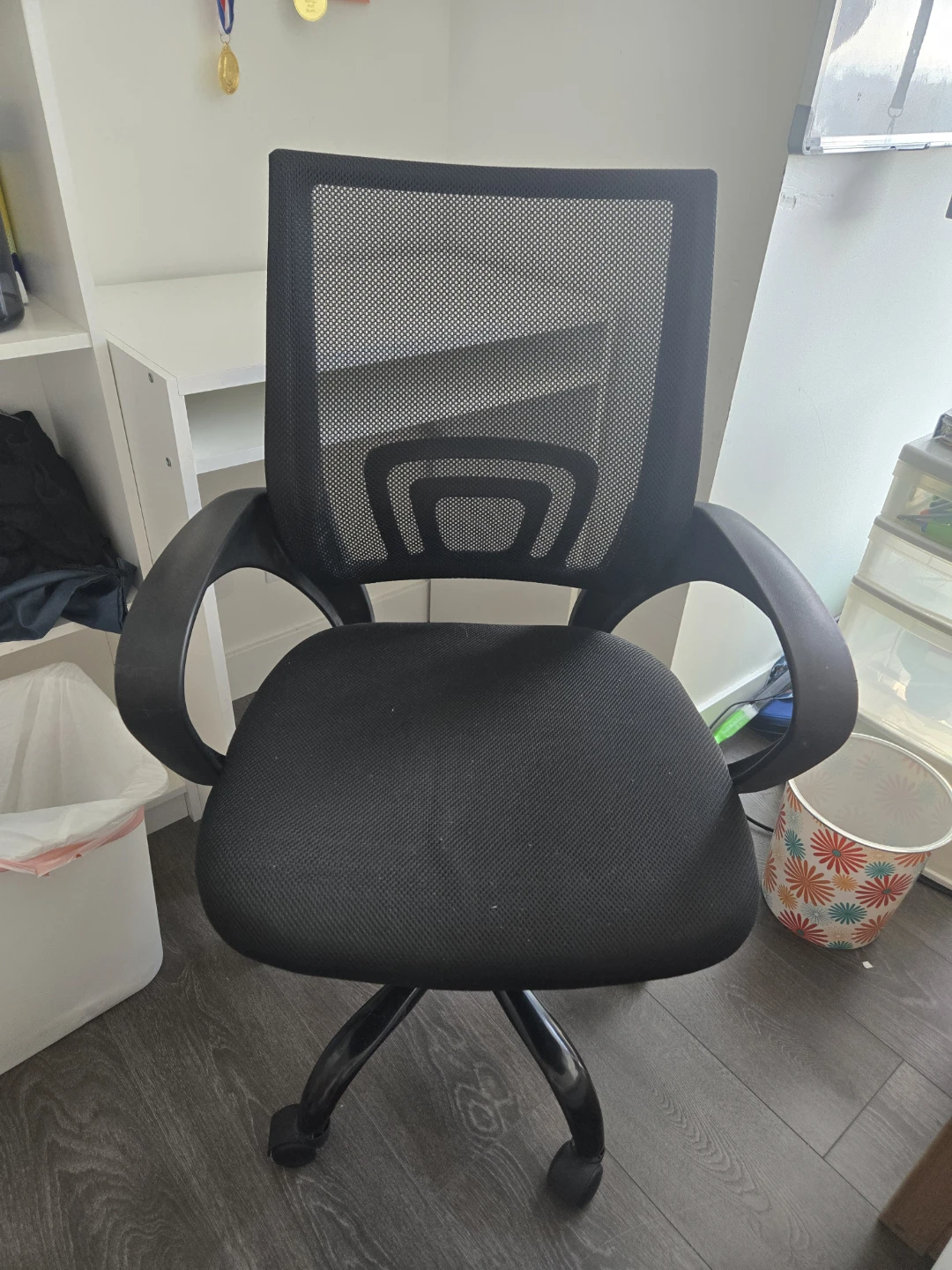 Black Mesh Office Chair and Desk - photo 3