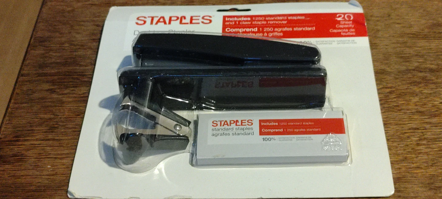 Staples Desktop Stapler with Staple Remover and Staples