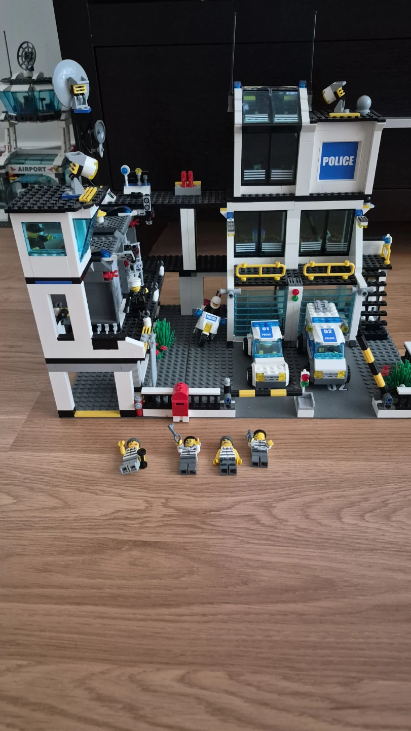 LEGO City Police Headquarters (Set 7744) - photo 2