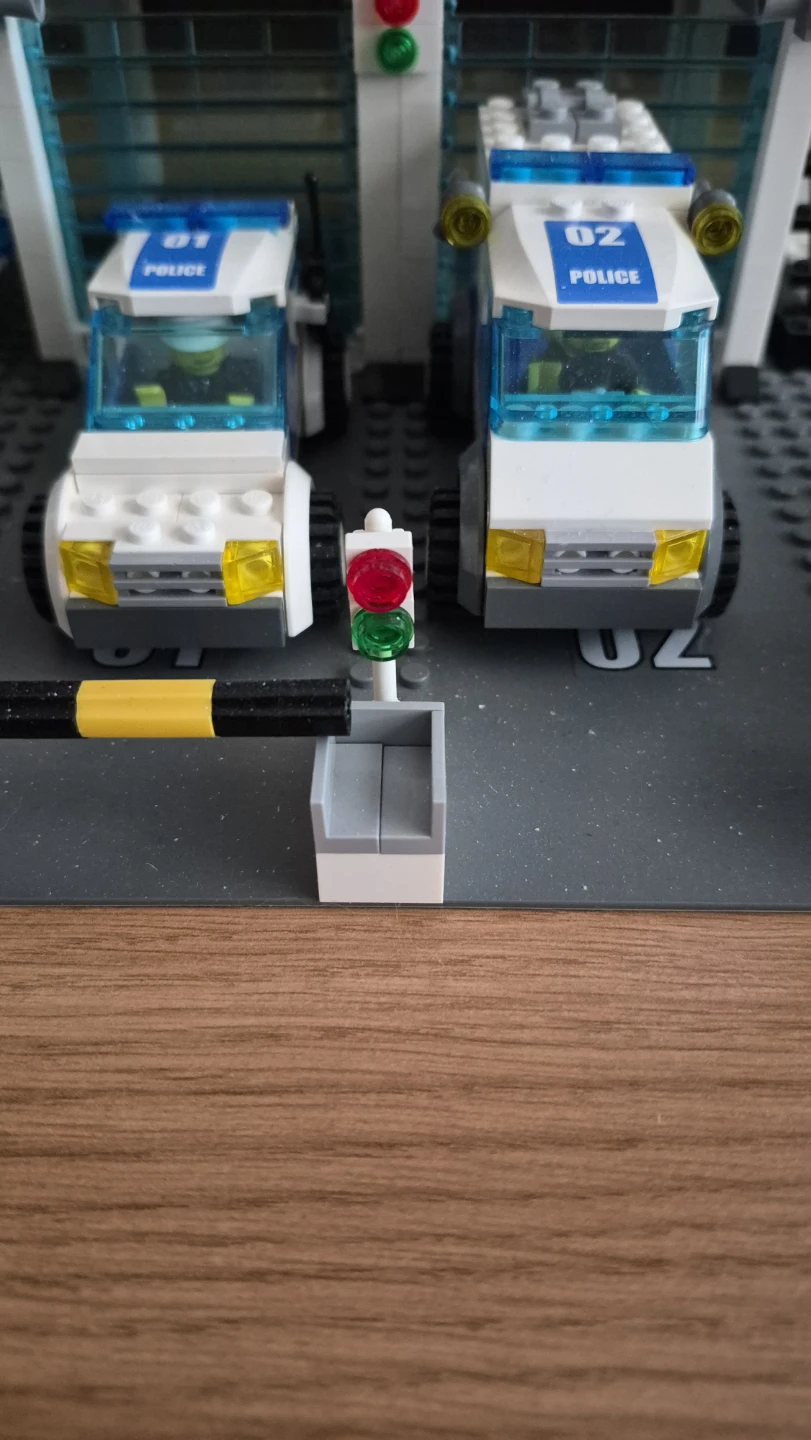 LEGO City Police Headquarters (Set 7744) - photo 4
