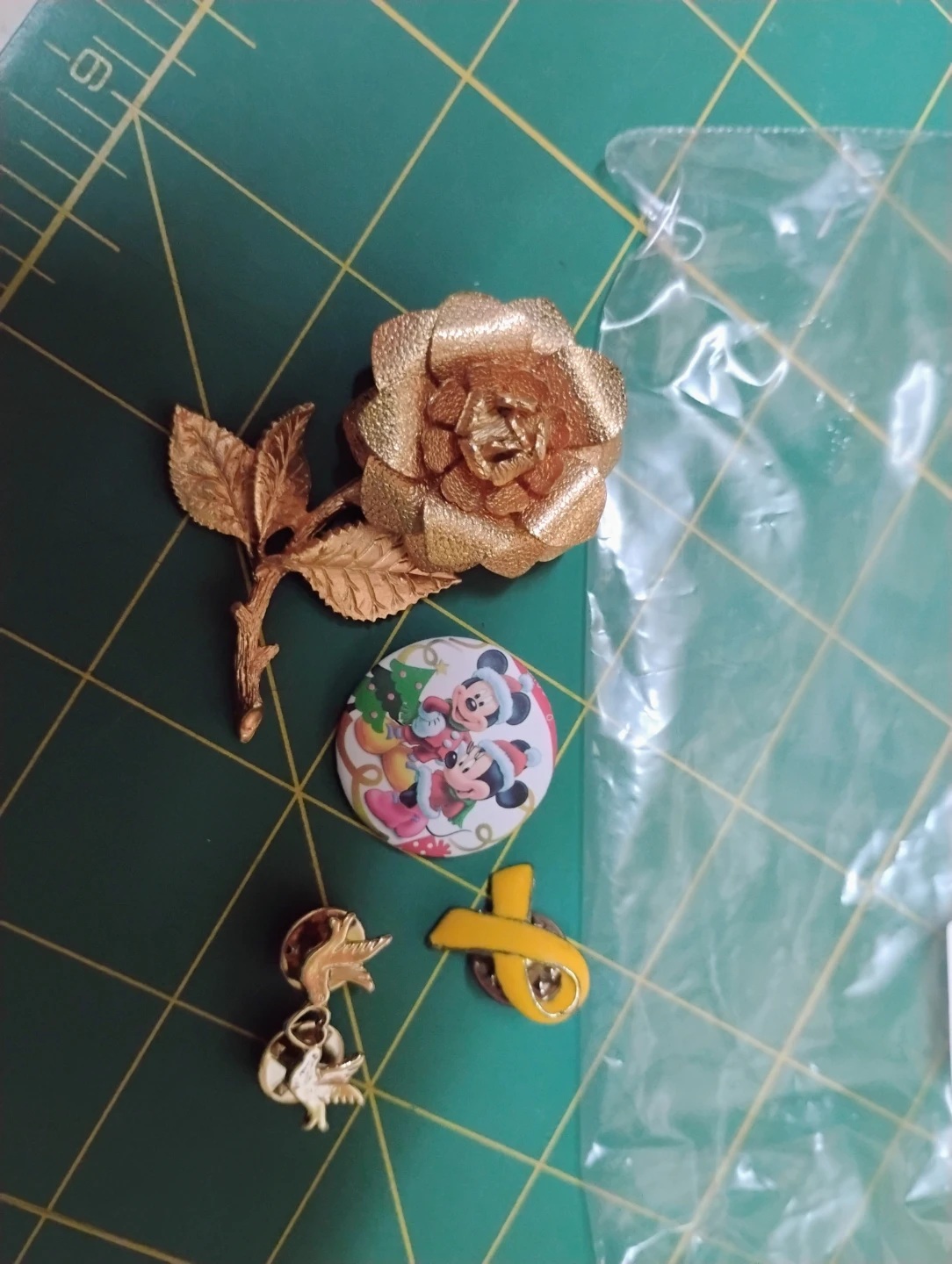 Assorted pins/brooches/buttons - photo 2