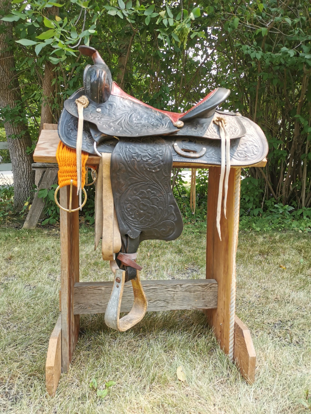 Vintage Hand-Tooled Leather Western Saddle - photo 2