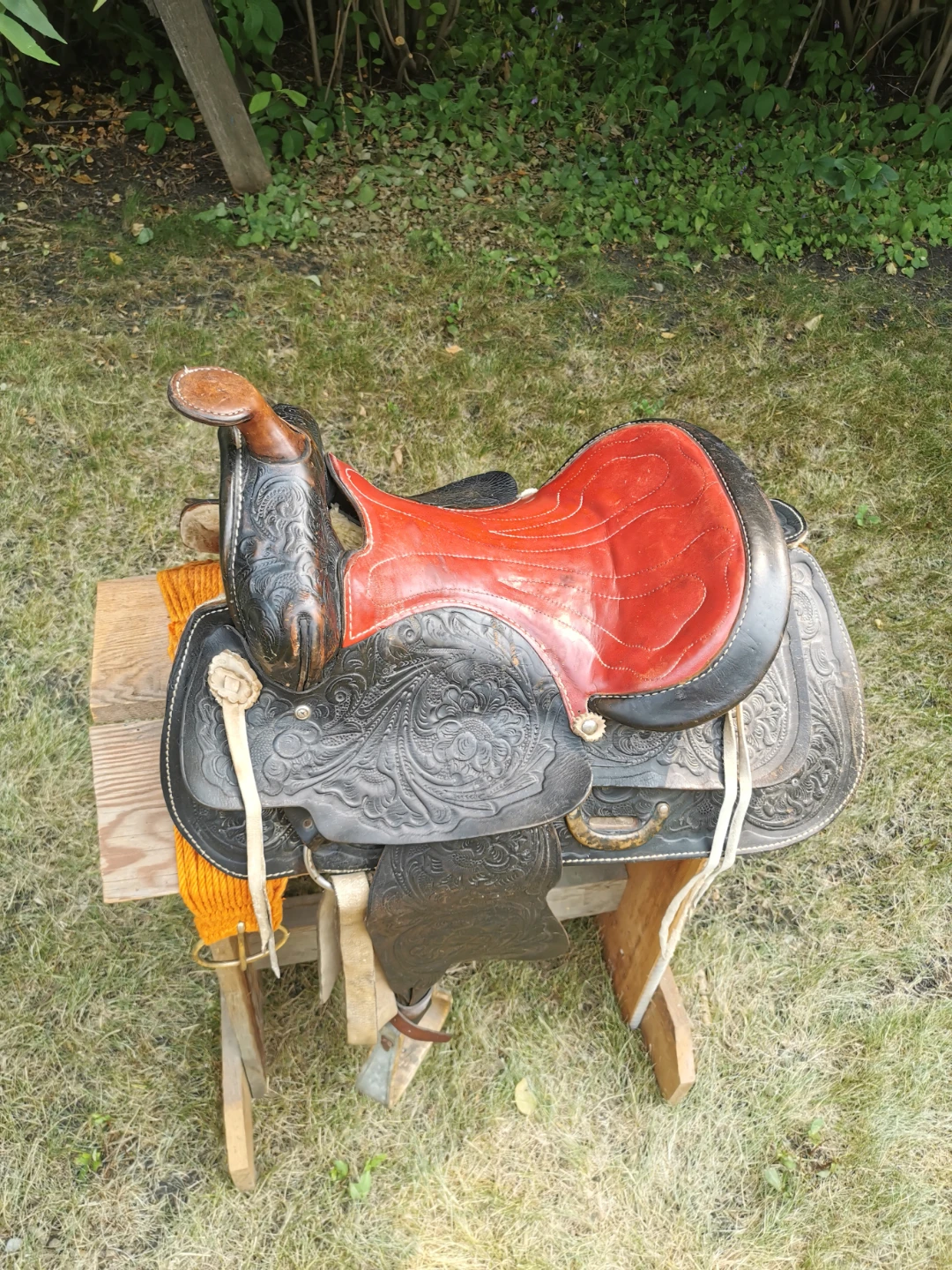 Vintage Hand-Tooled Leather Western Saddle - photo 3
