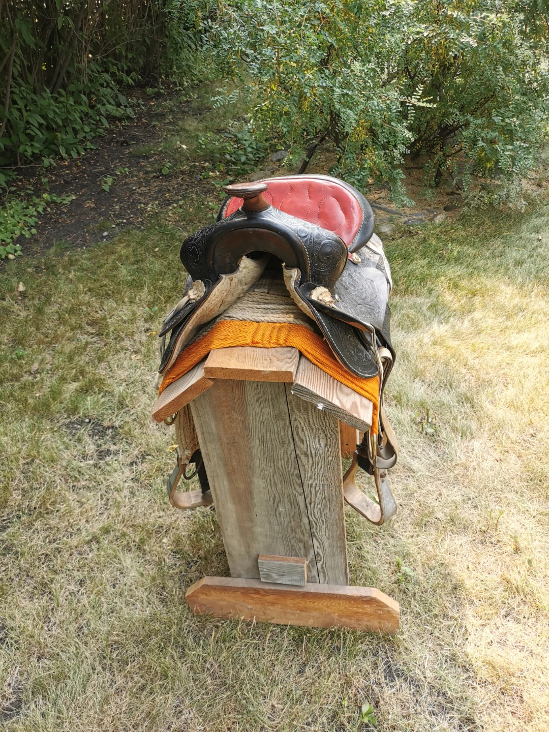 Vintage Hand-Tooled Leather Western Saddle - photo 4