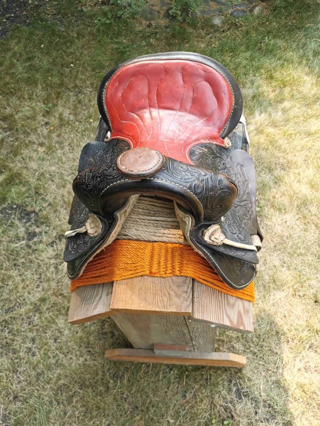 Vintage Hand-Tooled Leather Western Saddle - photo 5