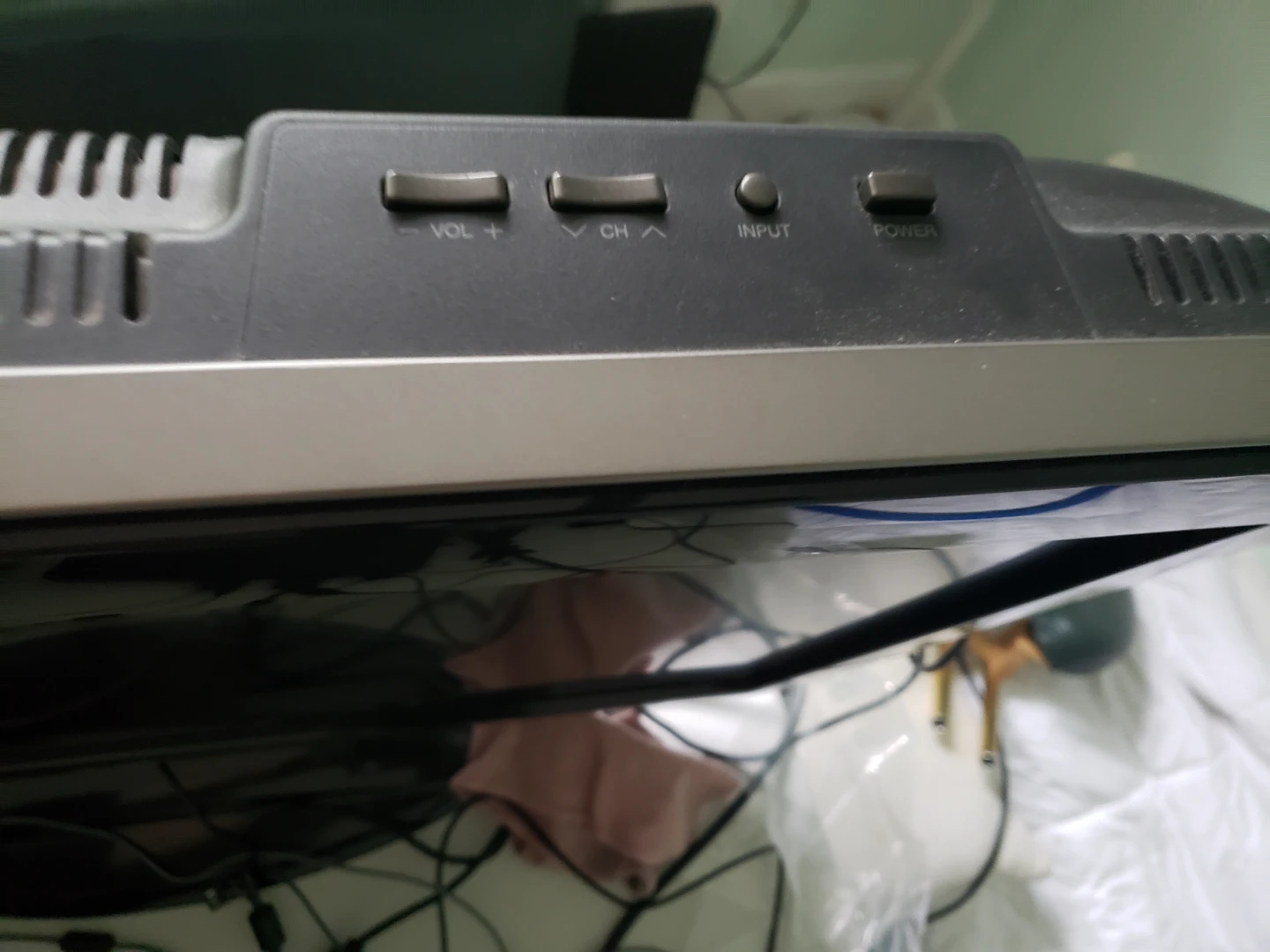 Sharp Aquos LC-32043U 32" LCD TV - photo 3