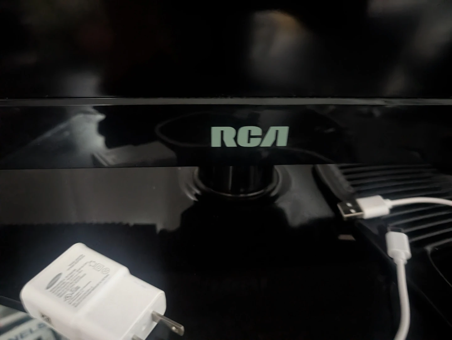 RCA 32" LED TV - photo 4