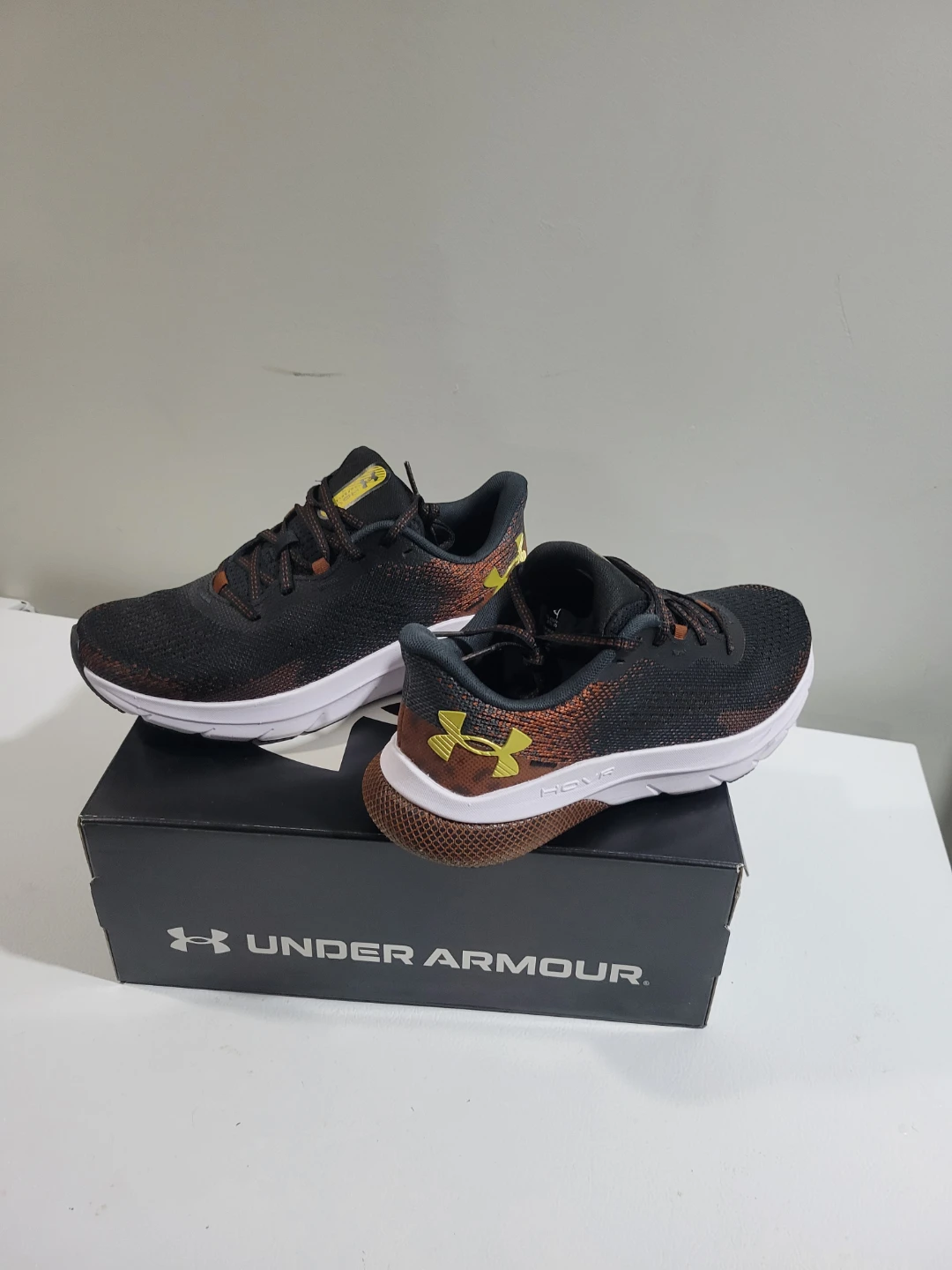 NEW WOMEN'S UNDERARMOUR SHOES 8.5