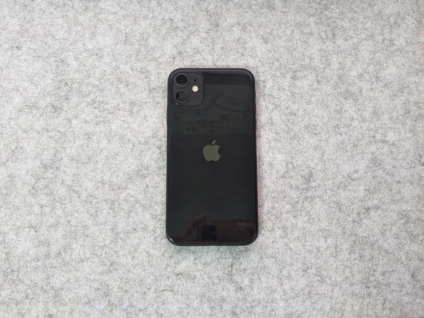 iPhone 11 (82% Battery Health) ***LIKE NEW*** - photo 2