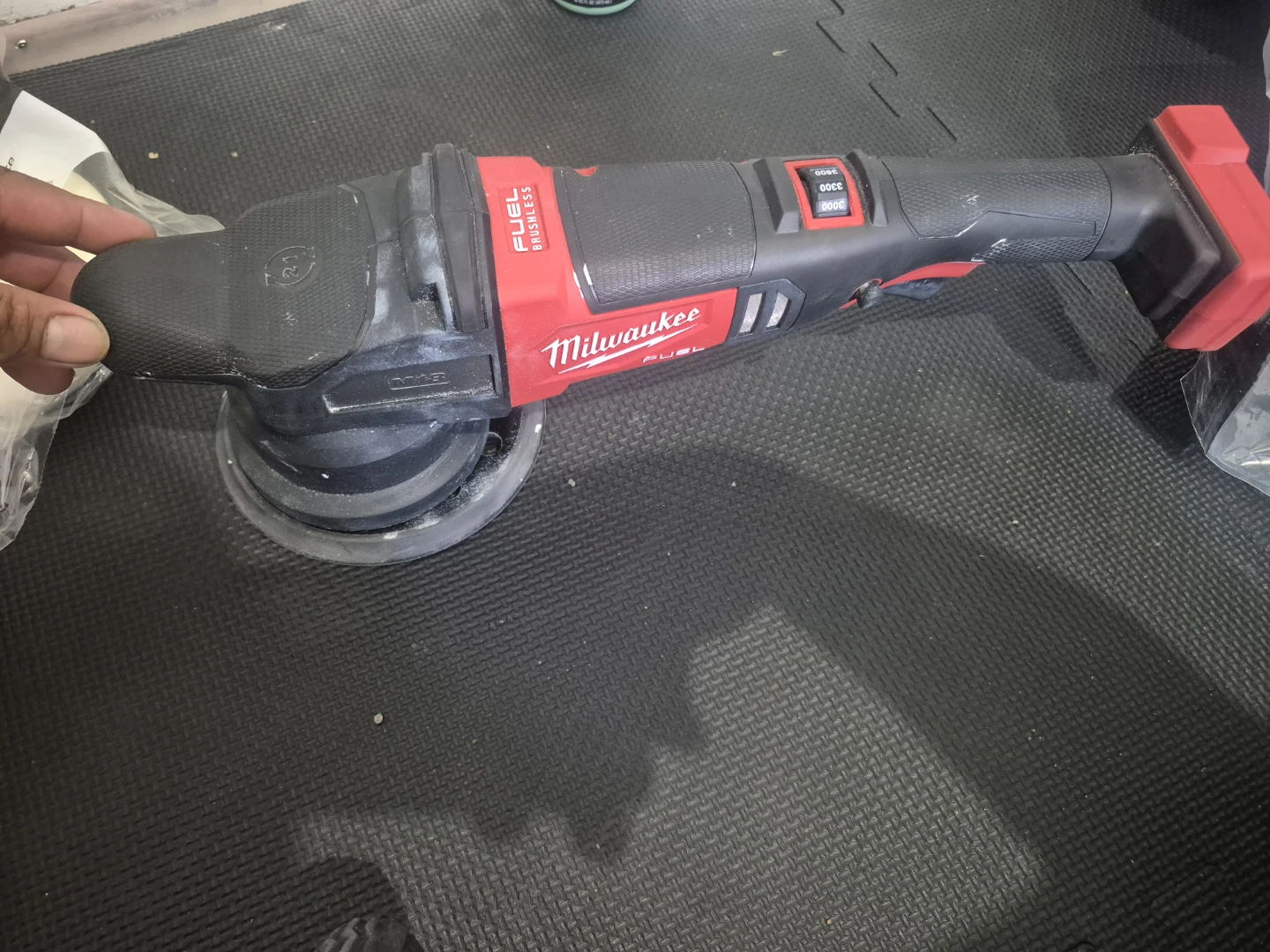 Milwaukee M18 FUEL Polisher with Hex Logic Pads - photo 3