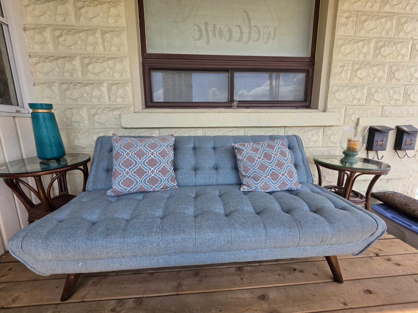 Strucutbe.Futon and foot stools